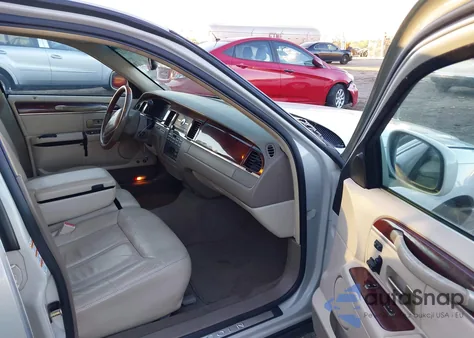 2004 Lincoln Town Car Ultimate из США, поврежденный, VIN 1LNHM83W24Y634984